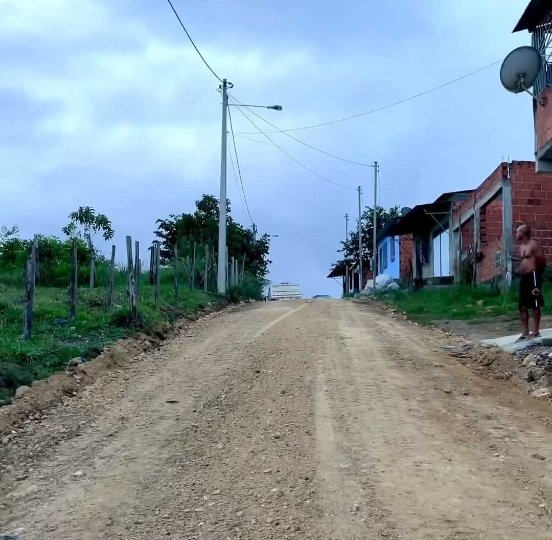 Camacã: Portelinhas de Camacã e São João do Panelinha recebem patrolamento e cascalho